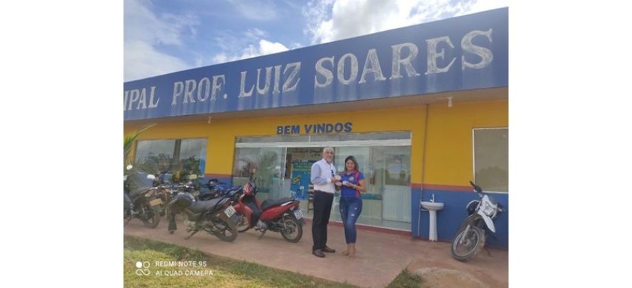 Consulado de Colombia en Tabatinga entrega útiles a los niños de la Escuela Luiz Soares