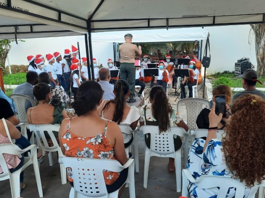 El Consulado de Colombia en Tabatinga organizó un concierto musical navideño con la participación de la orquesta del batallón de frontera Solimões de Tabatinga y del grupo musical de la Fundación Batuta de Leticia 