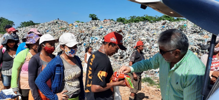 El Consulado de Colombia entregó refrigerios y leche a familias vulnerables de Colombia y Brasil que trabajan con el reciclaje en el depósito de basuras 