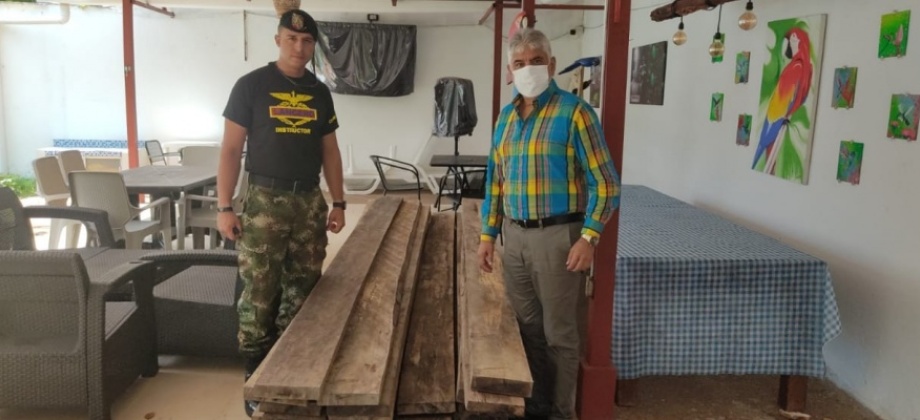 El Consulado de Colombia en Tabatinga, con la cooperación de Corpoamazonia, entregó madera para el fuerte amazonas