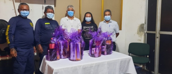 Consulado de Colombia en Tabatinga realizó una donación de anchetas de navidad para el personal del cuerpo de bomberos voluntarios de Leticia 