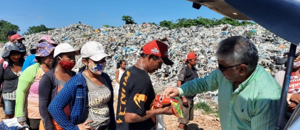 El Consulado de Colombia entregó refrigerios y leche a familias vulnerables de Colombia y Brasil que trabajan con el reciclaje en el depósito de basuras 