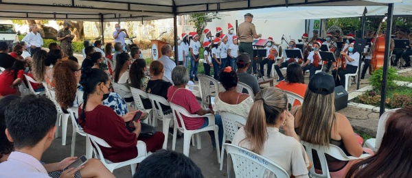 El Consulado de Colombia en Tabatinga organizó un concierto musical navideño con la participación de la orquesta del batallón de frontera Solimões de Tabatinga y del grupo musical de la Fundación Batuta de Leticia 