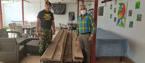 El Consulado de Colombia en Tabatinga, con la cooperación de Corpoamazonia, entregó madera para el fuerte amazonas