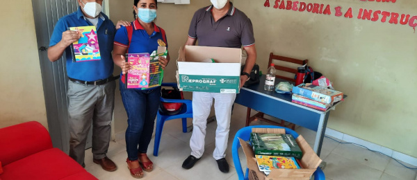 El Consulado de Colombia en Tabatinga hizo entrega útiles escolares y juegos didácticos para los niños de la Escuela Luiz Soares Dos Santos